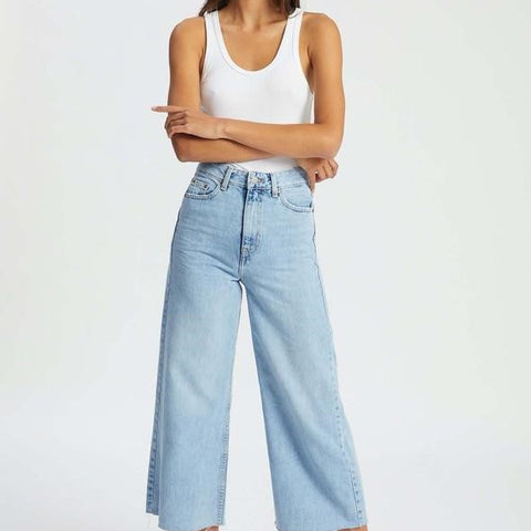 70S SILHOUETTES AND VINTAGE MOM JEANS: YOUR FAVORITE JEAN COLLECTION FOR FALL 2021